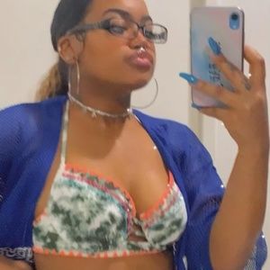 Meet your Posher, Deedee